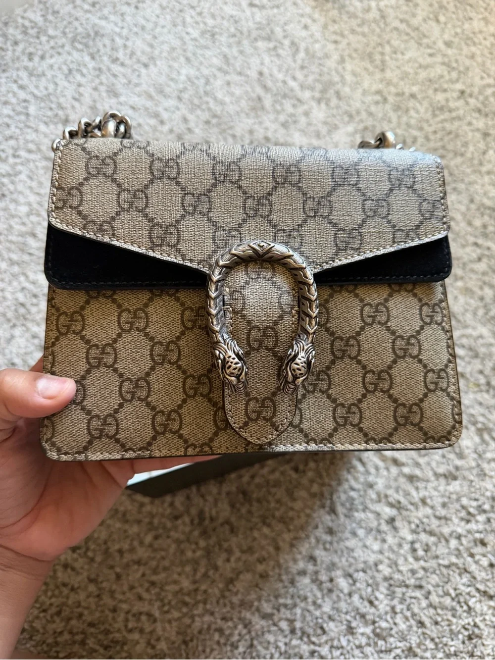 Gucci signature gg